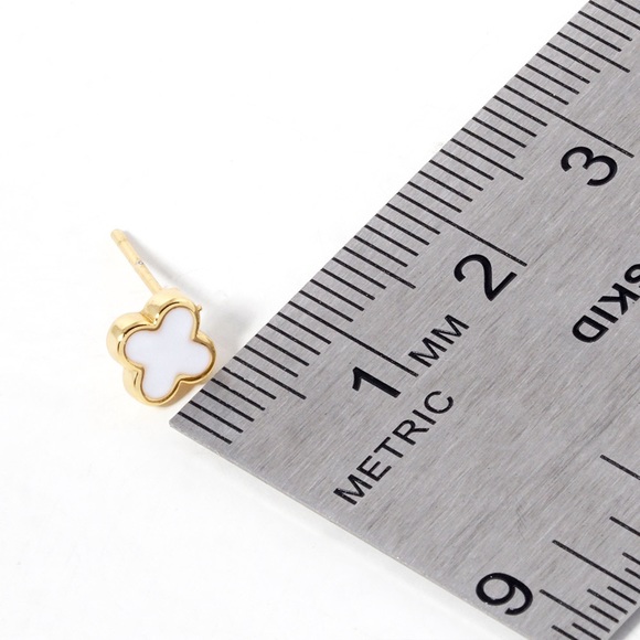 WHITE AND GOLD QUATREFOIL STUD EARRINGS - Picture 2 of 3